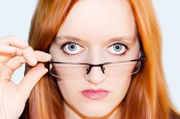 oczy kobiety w okularach